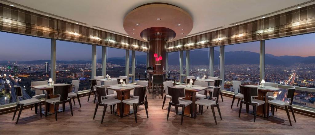 Nespecifikovaný výhled na hory nebo výhled na hory při pohledu z hotelu
