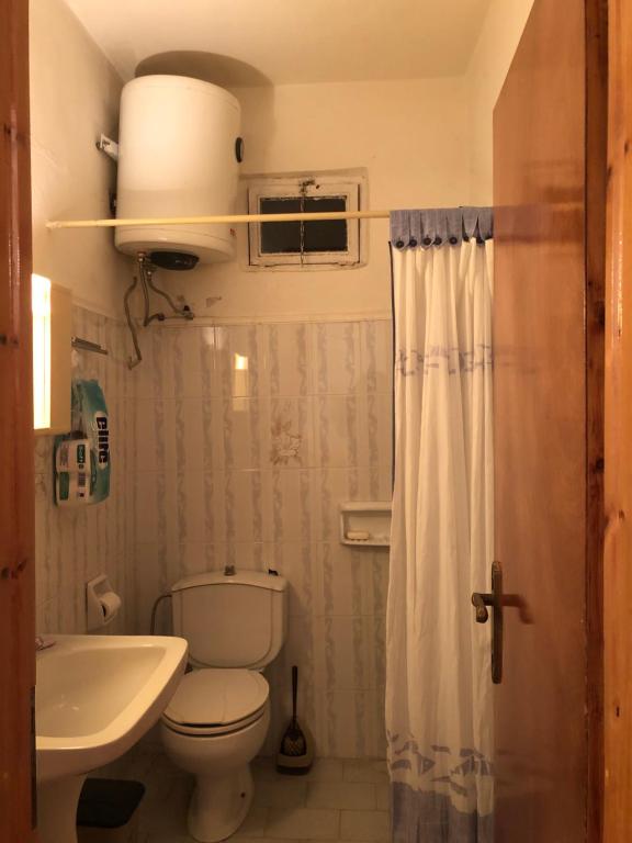 Μονοκατοικία Οινόη Καστοριάς tesisinde bir banyo
