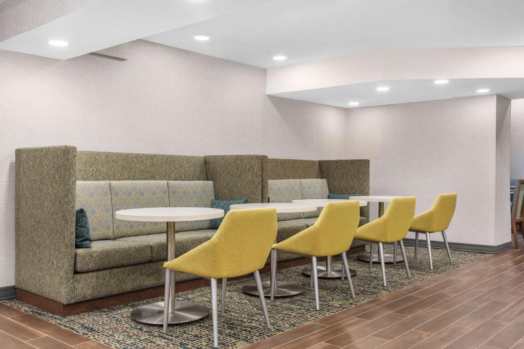 Posezení v ubytování Hampton Inn & Suites by Hilton Toronto Downtown