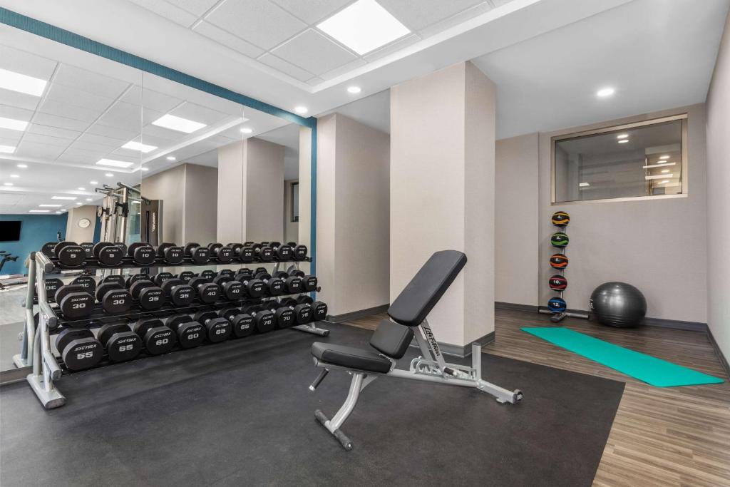 Fitness centrum a/nebo fitness zařízení v ubytování Hampton Inn & Suites by Hilton Toronto Downtown