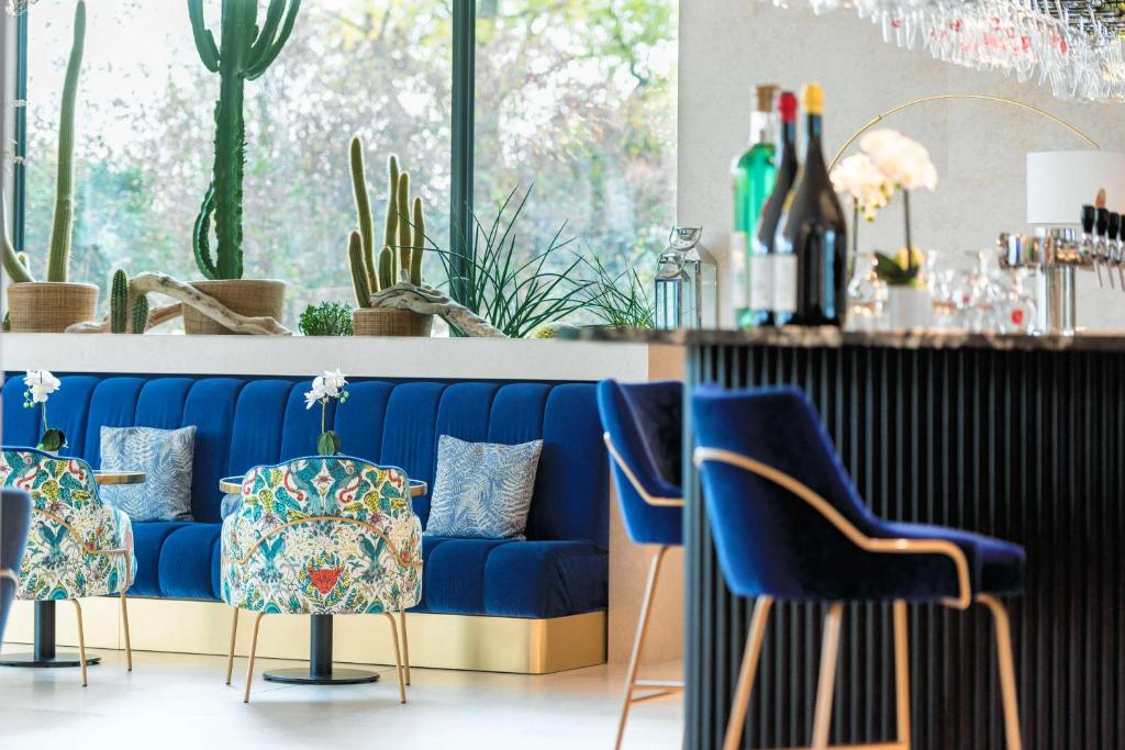 Posezení v ubytování GOLDEN TULIP LYON OUEST TECHLID Hotel & Spa