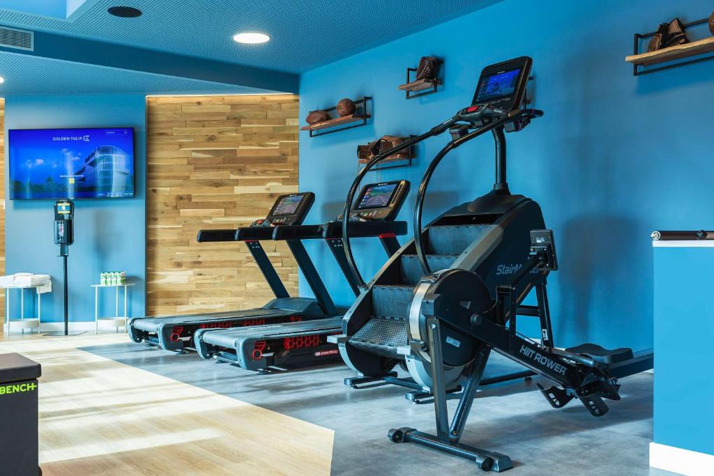 Fitness centrum a/nebo fitness zařízení v ubytování GOLDEN TULIP LYON OUEST TECHLID Hotel & Spa