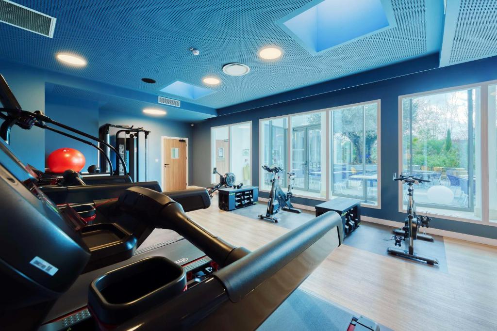Fitness centrum a/nebo fitness zařízení v ubytování GOLDEN TULIP LYON OUEST TECHLID Hotel & Spa