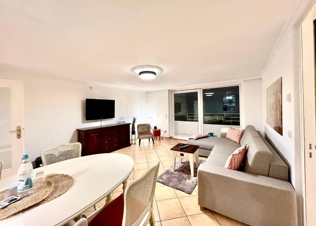 ein Wohnzimmer mit einer Couch und einem Tisch in der Unterkunft Penthouse-Berta in Westerland