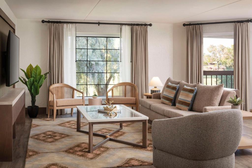 Posezení v ubytování The Scottsdale Resort & Spa, Curio Collection by Hilton