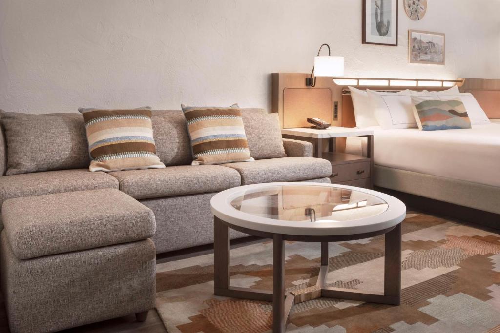 Posezení v ubytování The Scottsdale Resort & Spa, Curio Collection by Hilton