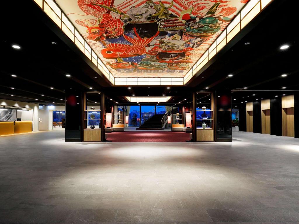 唐津市にあるメルキュール佐賀唐津リゾートの天井画のある広い部屋