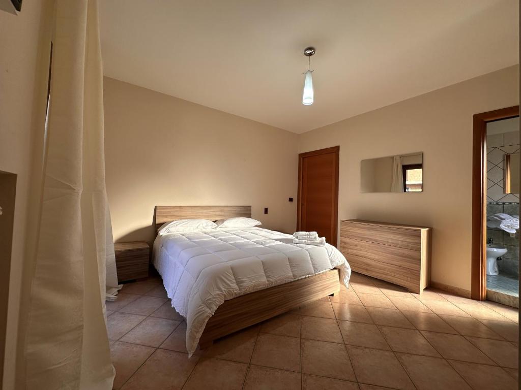 1 dormitorio con 1 cama grande y baño en CASA HYRIA, en Nola