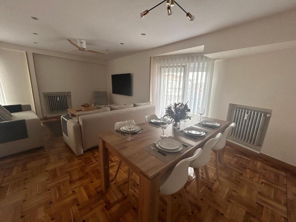 TV a/nebo společenská místnost v ubytování Llanes Suite VUT-6201-AS