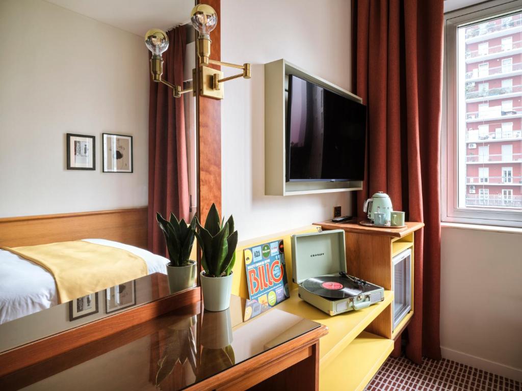 TV a/nebo společenská místnost v ubytování Max Brown Hotel Missori, part of Sircle Collection