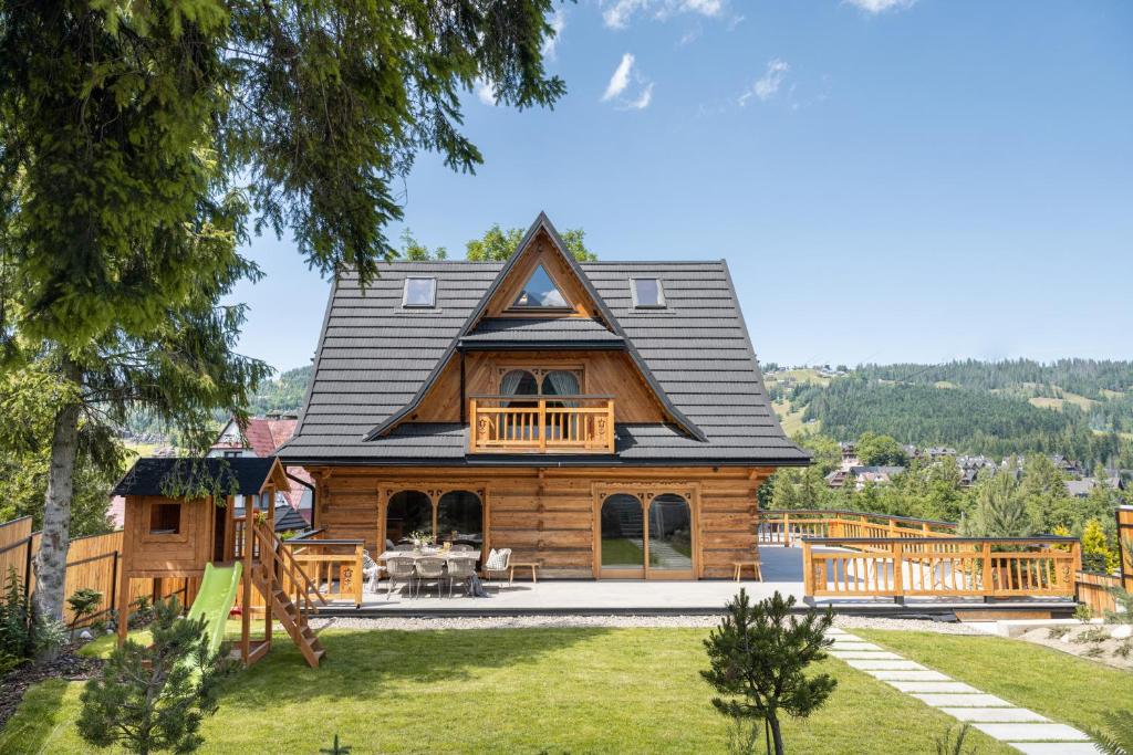 a log cabin with a gambrel roof at Willa Halna in Zakopane