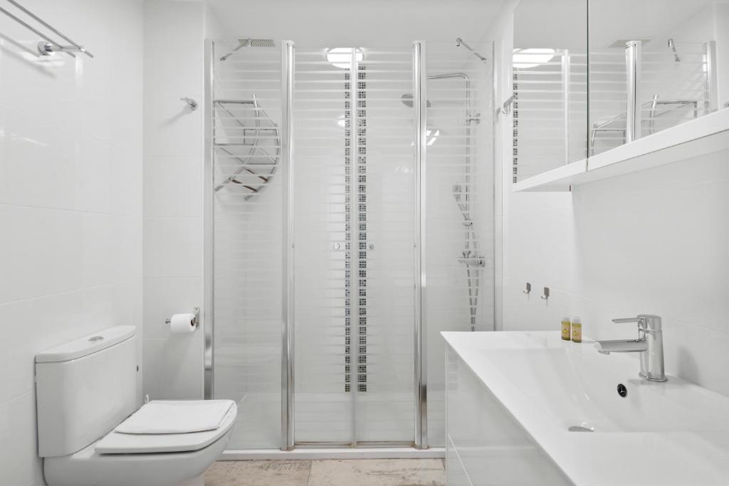 Kúpeľňa v ubytovaní Stunning townhouse with pool, gym and seaviews by Costarentals - Ref 162