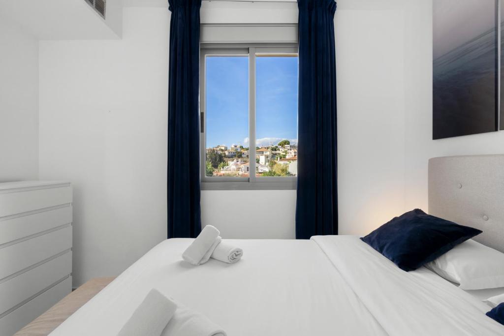 Posteľ alebo postele v izbe v ubytovaní Stunning townhouse with pool, gym and seaviews by Costarentals - Ref 162