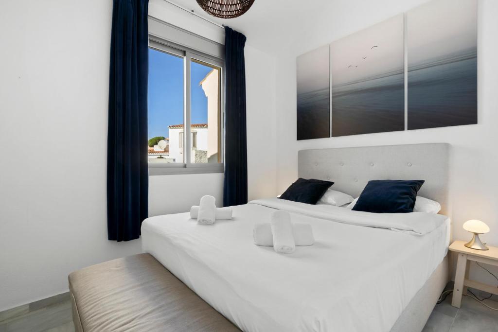 Posteľ alebo postele v izbe v ubytovaní Stunning townhouse with pool, gym and seaviews by Costarentals - Ref 162