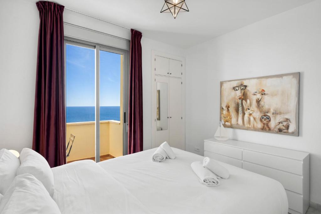 Posteľ alebo postele v izbe v ubytovaní Stunning townhouse with pool, gym and seaviews by Costarentals - Ref 162