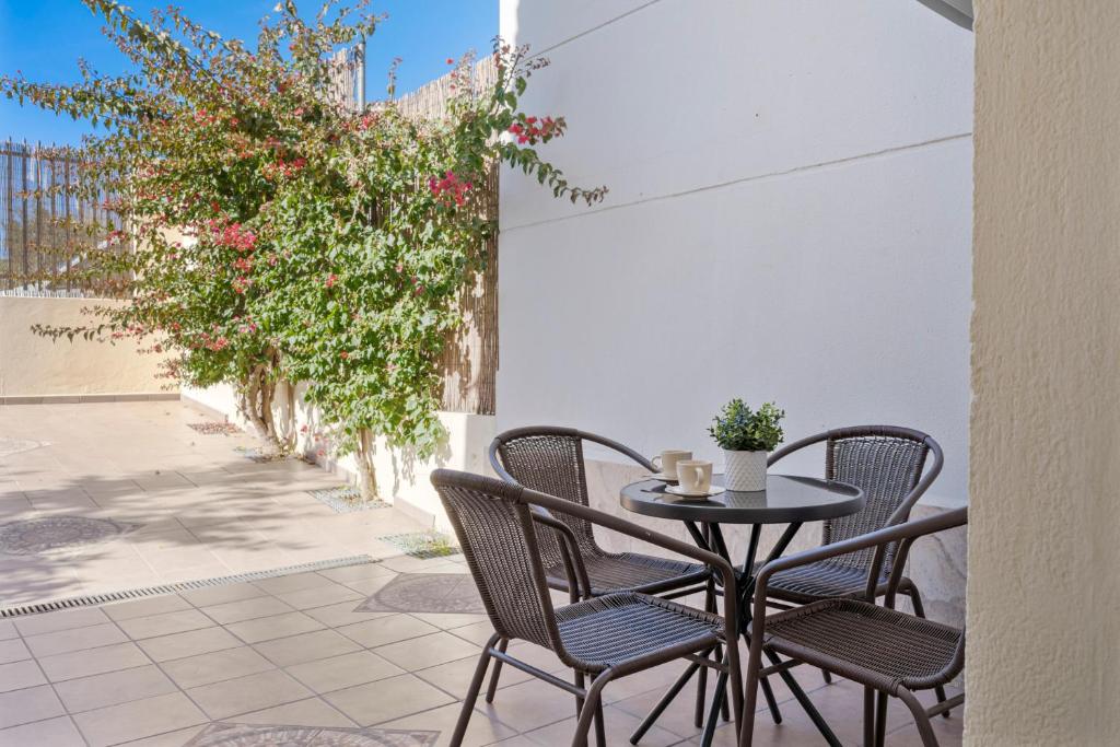Balkón alebo terasa v ubytovaní Stunning townhouse with pool, gym and seaviews by Costarentals - Ref 162