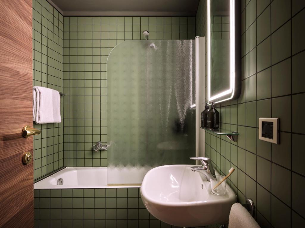 Koupelna v ubytování Max Brown Hotel Missori, part of Sircle Collection