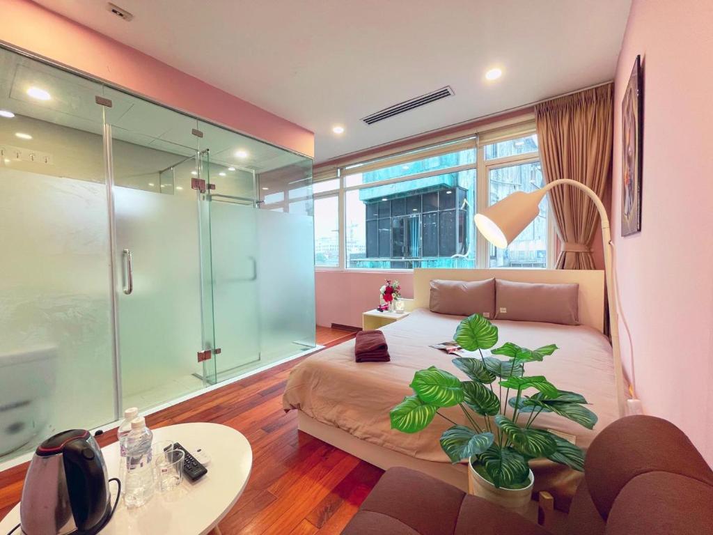 1 dormitorio con 1 cama grande y ducha de cristal en MAY - TRENDY SKY VIEW - Phone 09756-59323, en Hanói