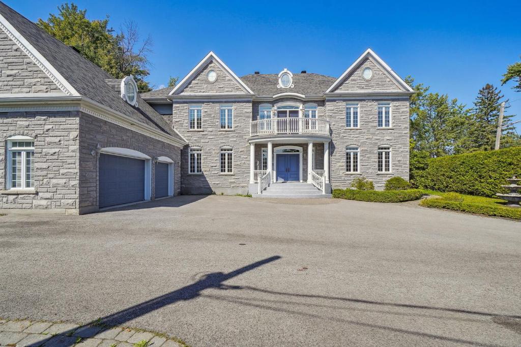 Villa Laval Bord de l'eau, Laval Harga Terbaru 2024