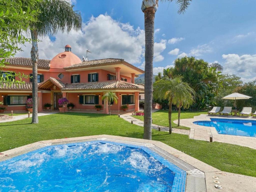 Majoituspaikassa Marbella Villa Premium by Homing tai sen lähellä sijaitseva uima-allas