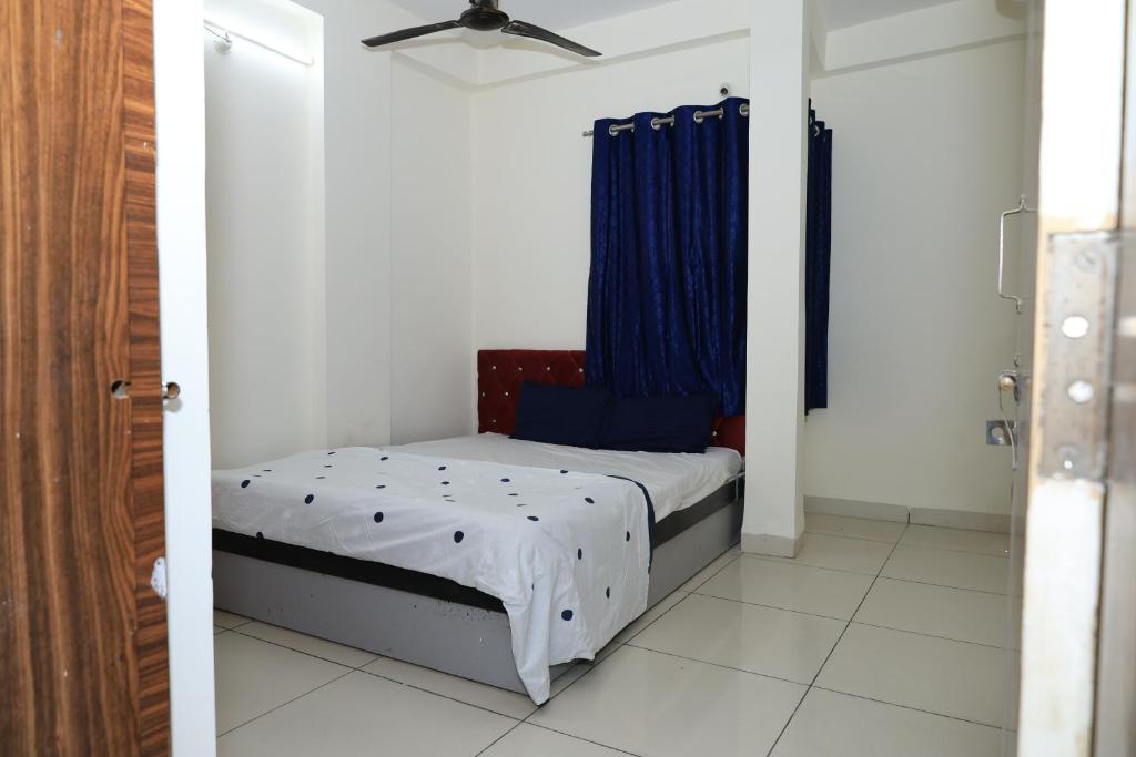 En eller flere senger på et rom på AASHRAY ROOMS