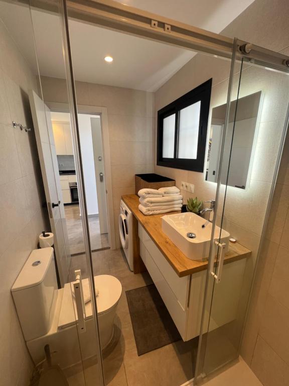 Apartamento Ronda III في فوينخيرولا: حمام مع مرحاض ومغسلة ودش