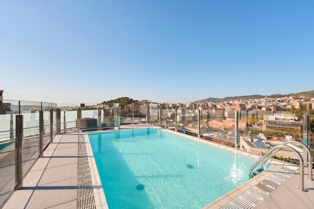 una piscina sul tetto di un edificio di Catalonia Park Güell a Barcellona