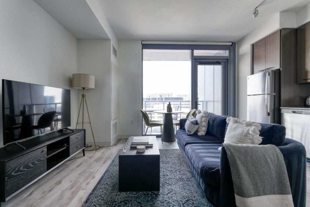 Et opholdsområde på Downtown 1br w pool business lounge nr dining ATX-232