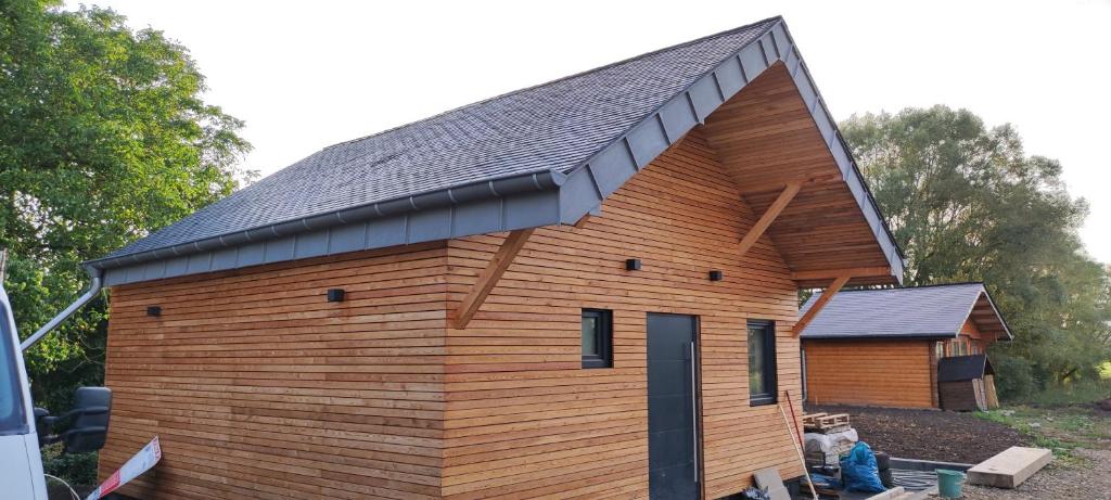 un granero de madera grande con techo de gambrel en BreakyWell, 