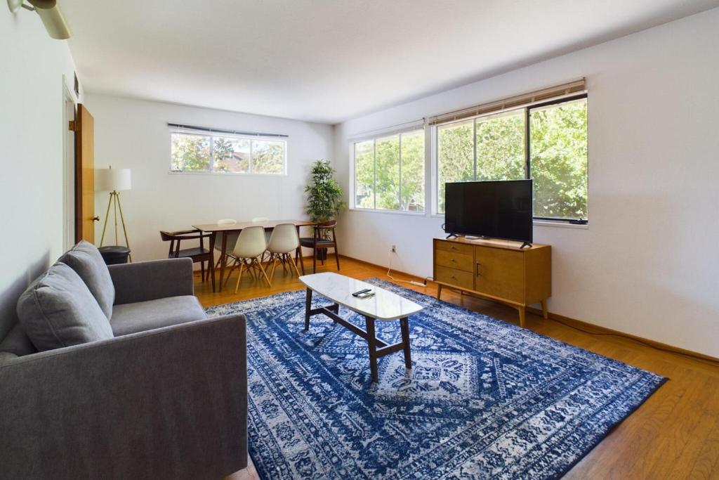 a living room with a couch and a tv and a table at Palo Alto 1br w parking wd walk to parks SFO-1638 in Palo Alto