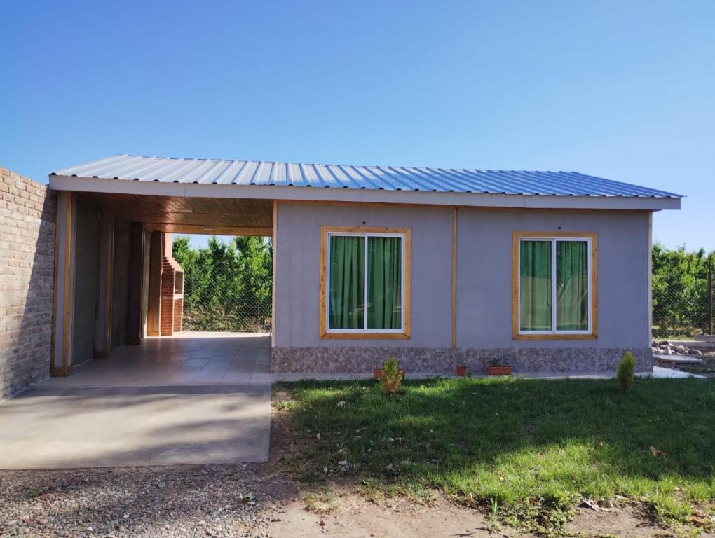 Vista Flores的住宿－Departamento El Renuevo，一间金属屋顶的小房子