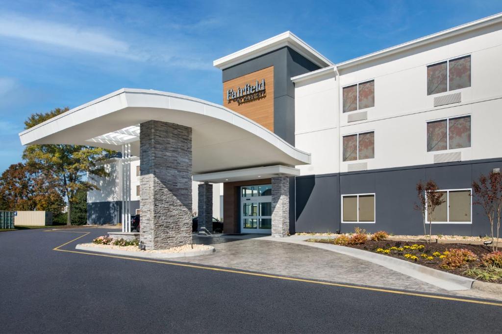 een weergave van de voorkant van een hotel bij Fairfield by Marriott Chesapeake in Chesapeake