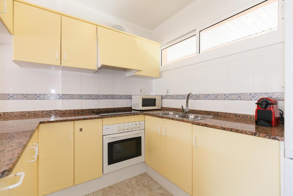 Kuchyň nebo kuchyňský kout v ubytování UHC Arco del Sol Family Complex