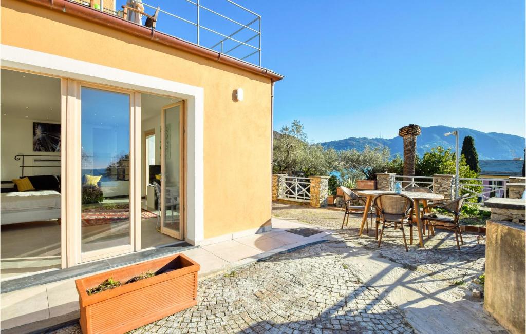 ein Haus mit einer Terrasse mit einem Tisch und Stühlen in der Unterkunft Awesome Home In Recco With Wifi in Recco