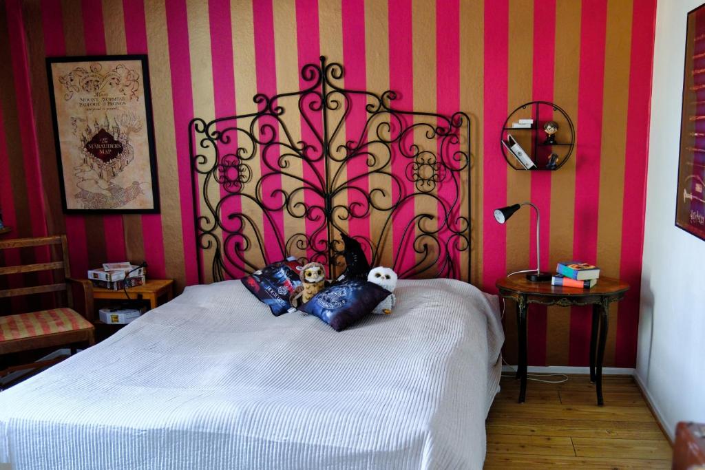 Postel nebo postele na pokoji v ubytování Bed and books på Österlens Gästhärbärge