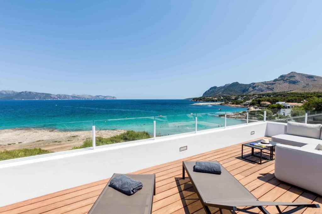 a balcony with a view of the ocean at Moderna Villa con vistas al mar en Alcudia in Alcudia