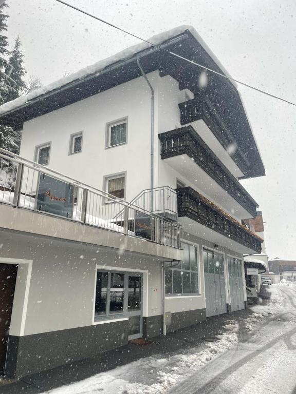 een wit gebouw met sneeuw erop bij Apart Gertrud in Kappl