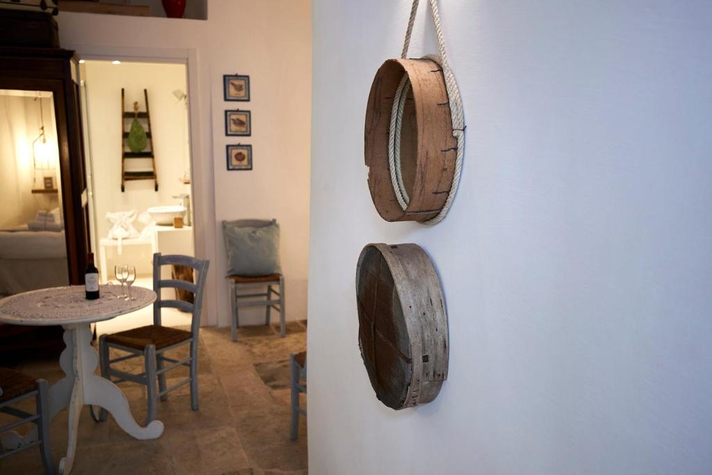 a room with a table and two wooden plates on a wall at Dei Serafini in Polignano a Mare