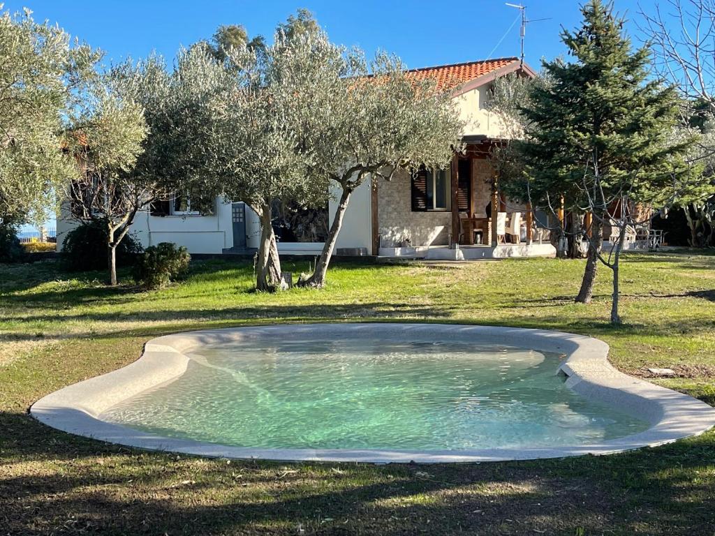 una pequeña piscina de agua frente a una casa en Villa Acquabella, en Ortona