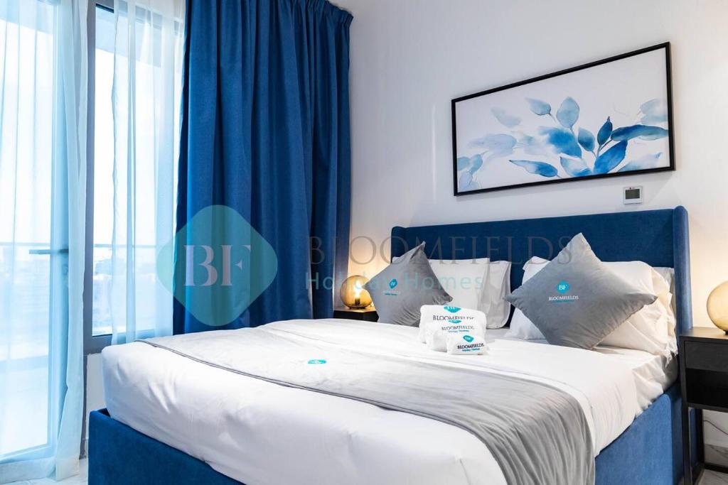 1 dormitorio con 1 cama grande y cortinas azules en Spacious 2 Bedroom In Oasis, en Al Qurayyah