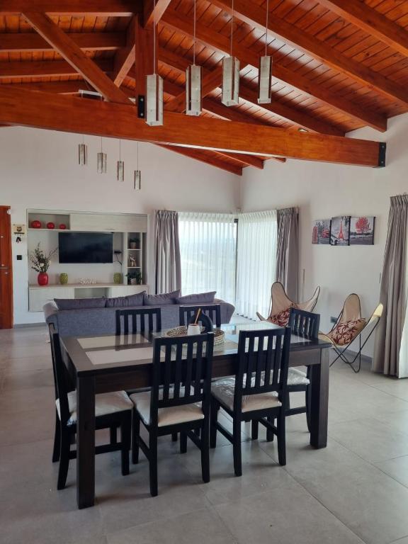 a dining room with a table and chairs at Escondite Serrano in Villa Giardino