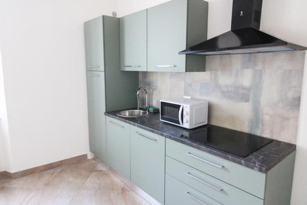a kitchen with a microwave and a sink at the house outside the walls in Siena
