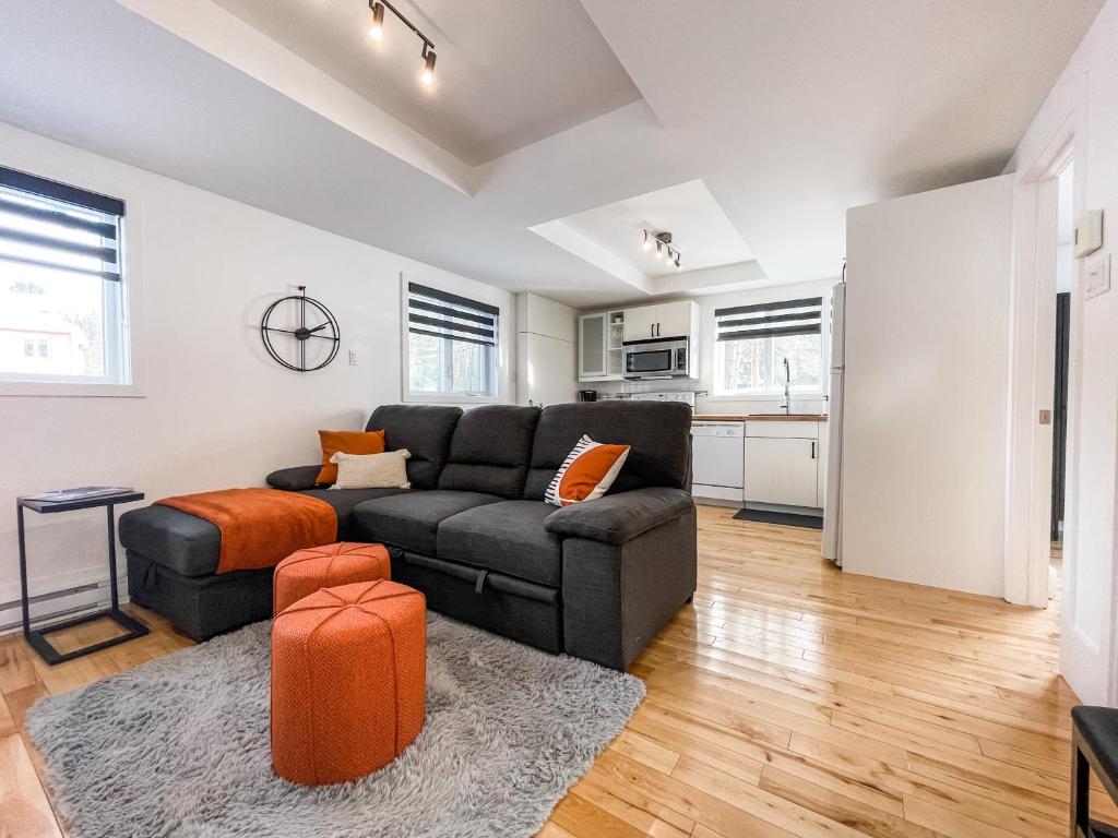 ein Wohnzimmer mit einem Sofa und einem Tisch in der Unterkunft Complexe LIVTremblant by Gestion ELITE - LIV5 in Mont-Tremblant