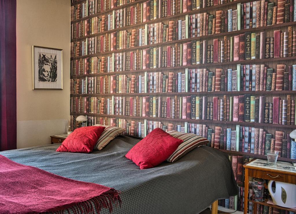 Postel nebo postele na pokoji v ubytování Bed and books på Österlens Gästhärbärge