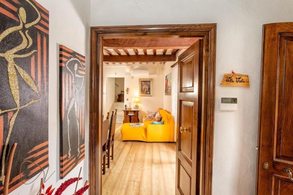 un corridoio con un divano giallo in una stanza di Villa Viola a Chianciano Terme