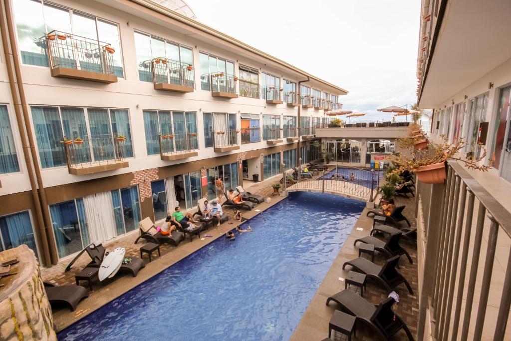 uma vista panorâmica de um hotel com piscina em Beachfront Hotel Tramonto em Jacó