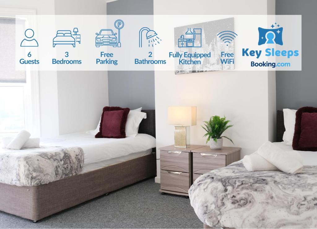 2 camas en un dormitorio con descripciones de los principales lugares de interés en New Contractor House & M1 Access & LLA & Dunstable en Luton