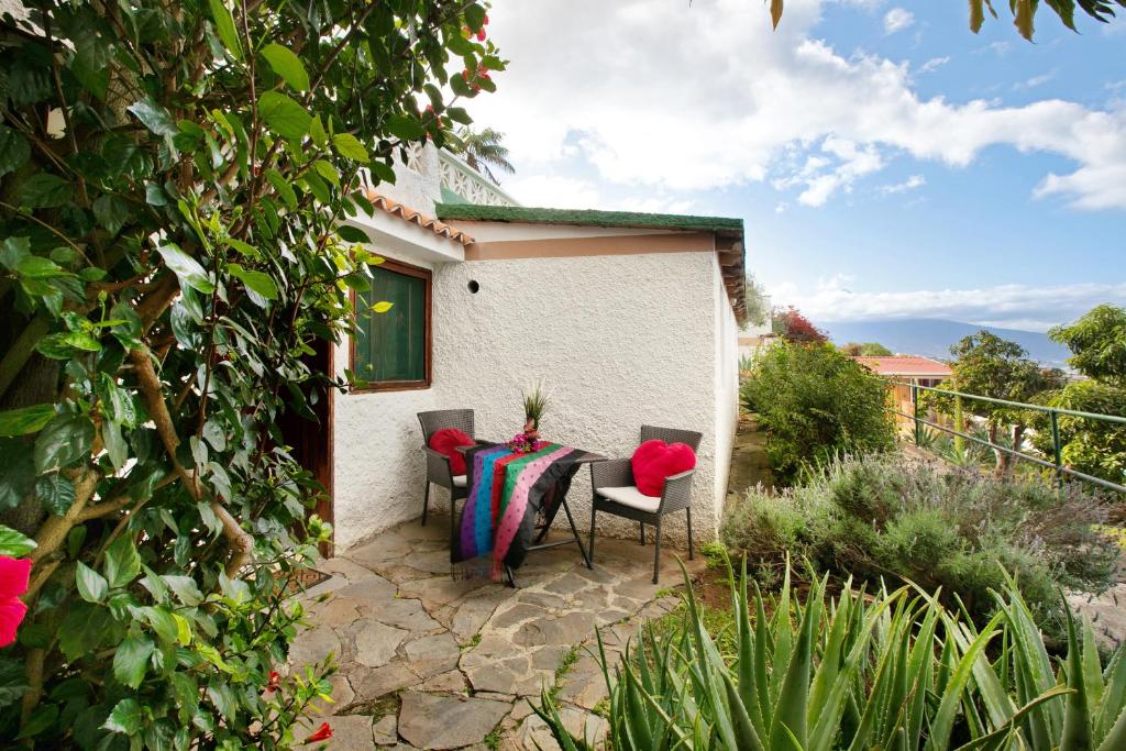 un patio con mesa y sillas frente a una casa en Welcome in Paradise en La Matanza de Acentejo