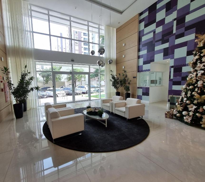 eine Lobby mit Sofas und einem Weihnachtsbaum in der Unterkunft JH PALHANO in Londrina