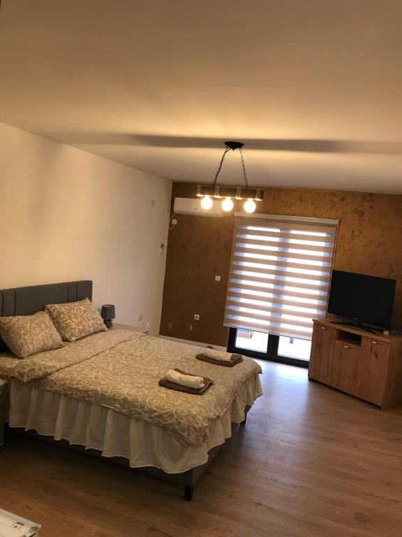 a bedroom with a bed with two towels on it at Apartman Ika 1N in Kraljevo